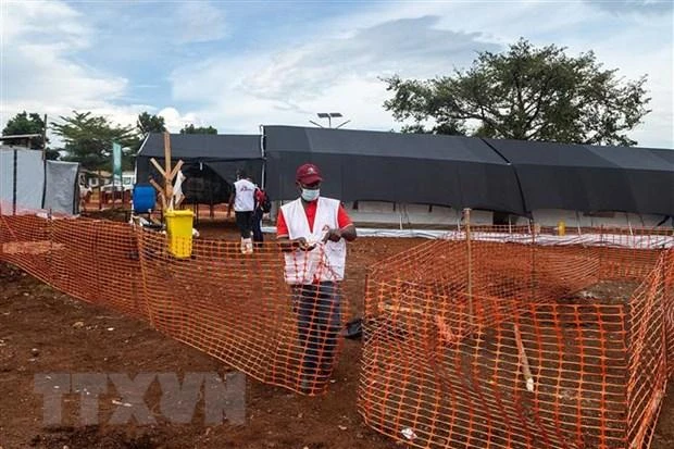 Nhân viên y tế làm việc tại khu vực cách ly dành cho bệnh nhân Ebola ở Mubende, Uganda, ngày 24/9/2022. (Ảnh: AFP/TTXVN)