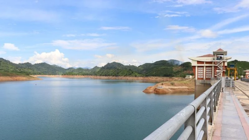 Hồ thủy điện Nước Trong bắt đầu vận hành điều tiết tăng lưu lượng xả để đón lũ.