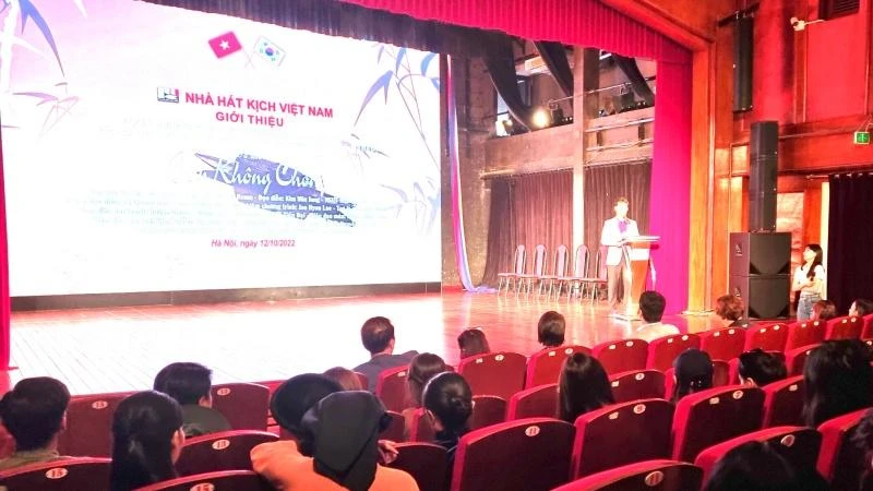 Gặp gỡ báo chí giới thiệu hợp tác của Nhà hát kịch Việt Nam và KAPAP. (Ảnh: Phạm Phường)