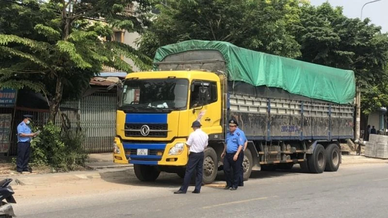 Thanh tra giao thông tỉnh Thái Nguyên xử lý ô-tô chở quá tải trọng, cơi nới thành thùng.