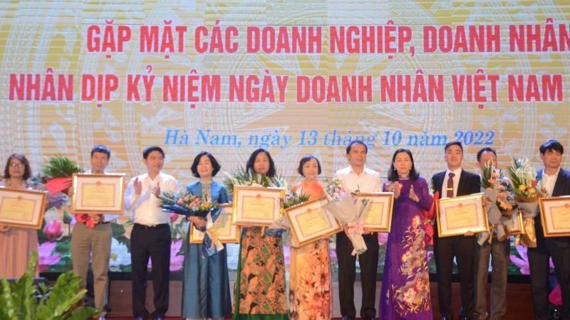 Lãnh đạo tỉnh Hà Nam tặng Bằng khen của Chủ tịch UBND tỉnh Hà Nam cho các doanh nghiệp có thành tích xuất sắc.