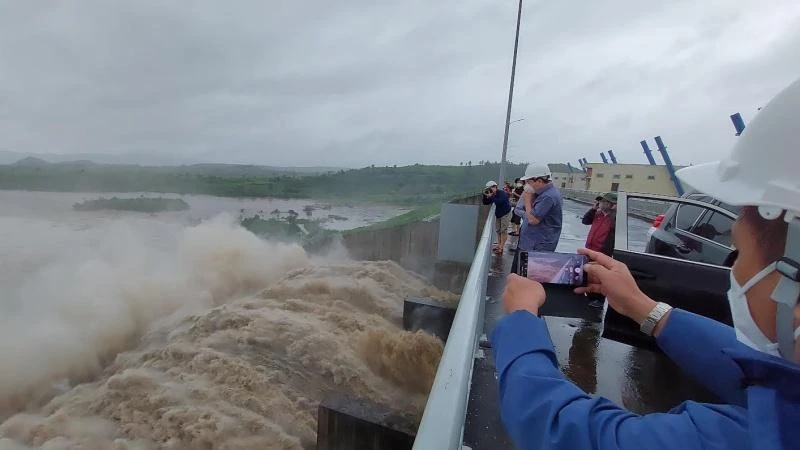 Hồ thủy điện Sông Ba Hạ đang vận hành điều tiết ứng phó mưa lũ, theo chỉ đạo của Ban Chỉ huy Phòng, chống thiên tai và Tìm kiếm cứu nạn của tỉnh Phú Yên.