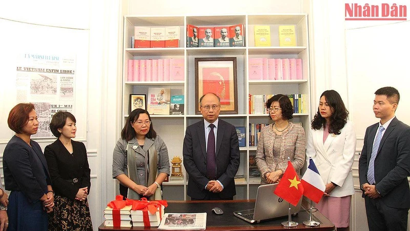 Đại sứ Việt Nam tại Pháp Đinh Toàn Thắng phát biểu tại lễ trao tặng sách.