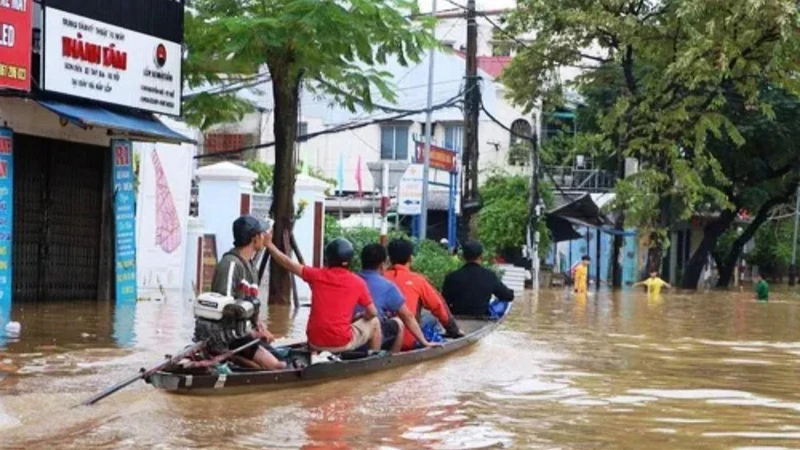 Người dân TP Huế di chuyển bằng ghe thuyền.