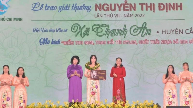 Trao Giải thưởng Nguyễn Thị Định 2022 cho các tập thể, cá nhân đạt thành tích nổi bật.