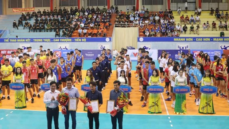 Các đoàn vận động viên tham dự Giải bóng chuyền hạng A quốc gia tại Lễ khai mạc.