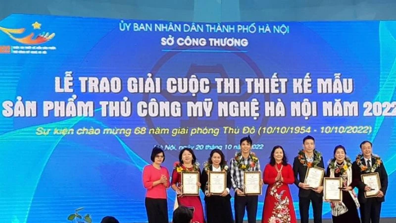 Ban Tổ chức trao giải cho các tác giả có tác phẩm xuất sắc trong cuộc thi.