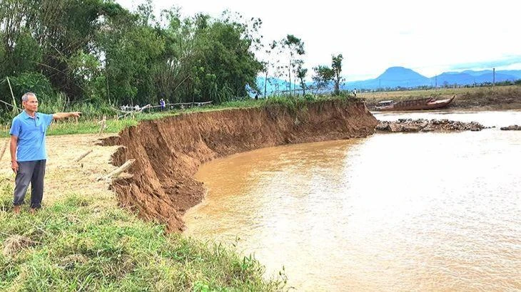 Bờ sông Quảng Huế sạt lở nghiêm trọng.