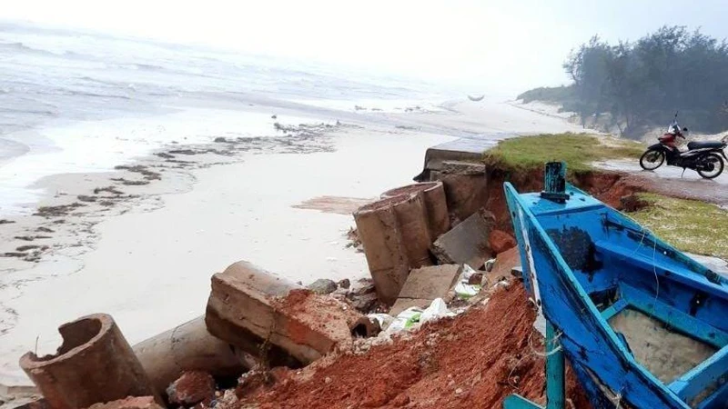 Bờ kè biển thôn Thượng Hải, xã Ngư Thủy, huyện Lệ Thủy bị sóng biển làm sập.