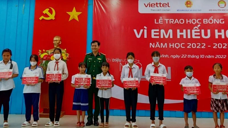 Học sinh vượt khó, học giỏi tỉnh Trà Vinh được trao học bổng.