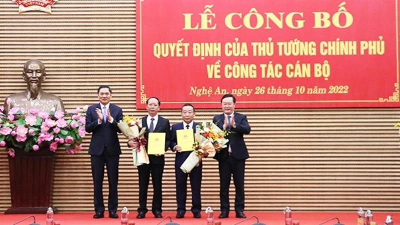 Trao quyết định và tặng hoa chúc mừng hai tân Phó Chủ tịch UBND tỉnh Nghệ An. 