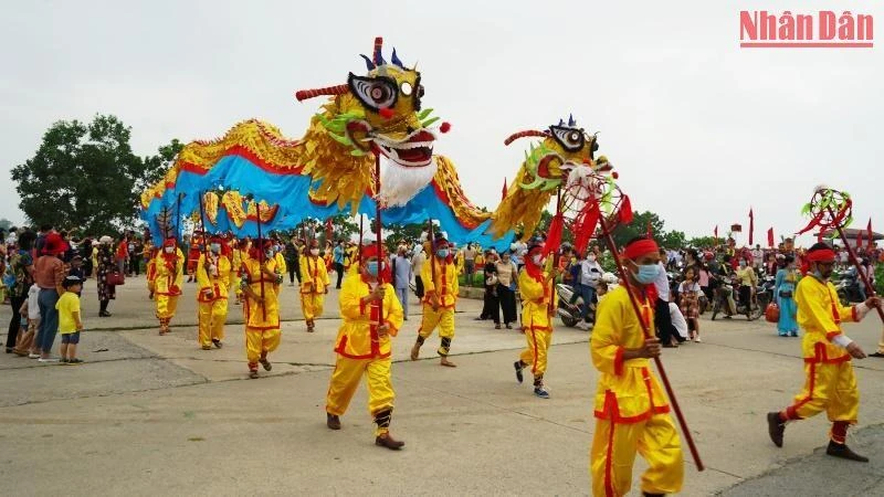 Lễ hội gắn với du lịch là nét văn hóa đặc sắc ở tỉnh Ninh Bình. (Ảnh: Lê Hồng)