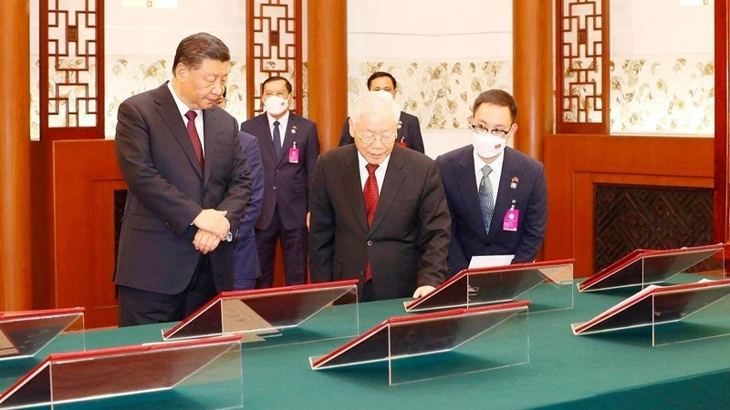 Hai Tổng Bí thư chứng kiến 13 văn kiện hợp tác song phương Việt Nam-Trung Quốc. (Ảnh: TTXVN)