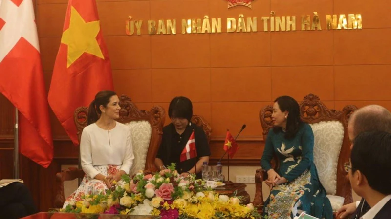 Đồng chí Phó Bí thư Thường trực tỉnh ủy Hà Nam tiếp Công nương Đan Mạch.