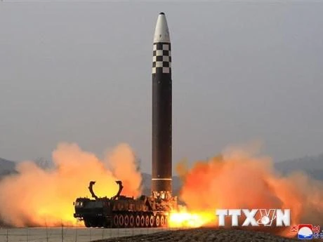 Hình ảnh do hãng thông tấn KCNA của Triều Tiên công bố về một vụ phóng thử tên lửa đạn đạo liên lục địa kiểu mới tại một địa điểm không xác định ở Triều Tiên, ngày 24/3/2022. (Ảnh: AFP/TTXVN)