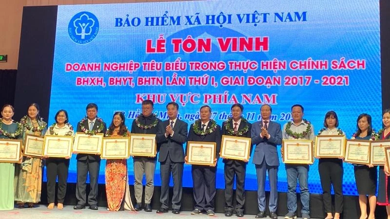 Bảo hiểm xã hội Việt Nam tôn vinh các các doanh nghiệp tiêu biểu phía nam trong thực hiện chính sách bảo hiểm xã hội. 
