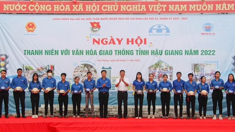 Tặng mũ bảo hiểm cho các bạn đoàn viên, thanh niên.