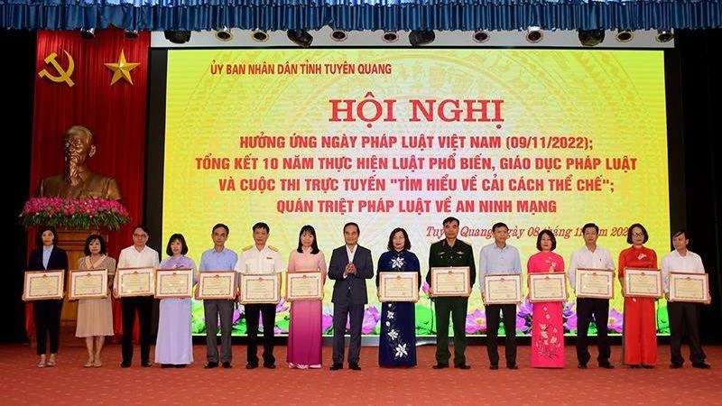 Lãnh đạo Ủy ban nhân dân tỉnh Tuyên Quang trao Bằng khen của Chủ tịch Ủy ban nhân dân tỉnh cho cá nhân có thành tích xuất sắc trong 10 năm thực hiện Luật Phổ biến, giáo dục pháp luật.