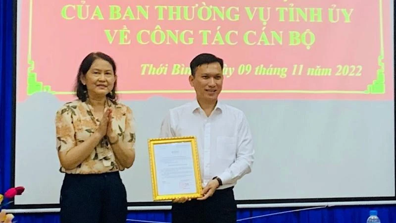 Trưởng Ban Tổ chức Tỉnh ủy Cà Mau (trái) trao Quyết định cho đồng chí Huỳnh Hảnh tại Huyện Ủy Thới Bình.