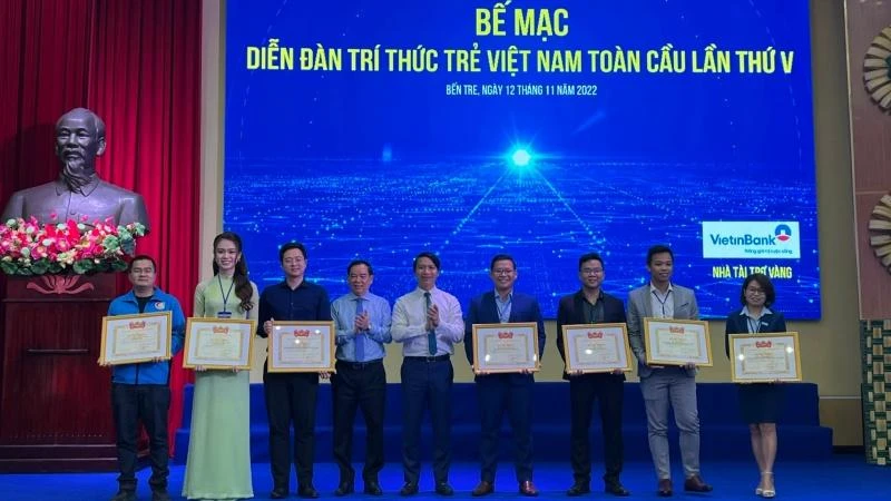 Ban Tổ chức tặng Bằng khen cho các cá nhân có thành tích xuất sắc trong công tác tổ chức Diễn đàn Trí thức trẻ Việt Nam toàn cầu lần thứ V.