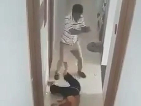 Người đàn ông cầm cây gỗ đánh liên tục vào người phụ nữ trong một khách sạn trên địa phường 5, thành phố Cà Mau khiến người này tử vong. (Ảnh: Cắt từ clip an ninh của khách sạn)
