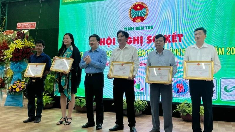 Bí thư Tỉnh ủy Bến Tre Lê Đức Thọ trao Bằng khen cho 5 cá nhân có thành tích xuất sắc trong thực hiện công tác an sinh xã hội.