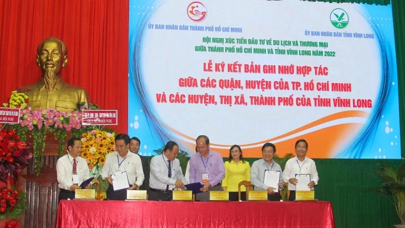 Lễ ký kết hợp tác giữa TP Hồ Chí Minh và tỉnh Vĩnh Long. (Ảnh: BÁ DŨNG)