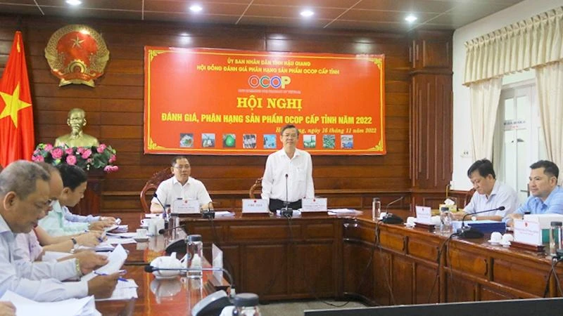 Phó Chủ tịch Thường trực UBND tỉnh Hậu Giang, Trương Cảnh Tuyên phát biểu tại Hội nghị.