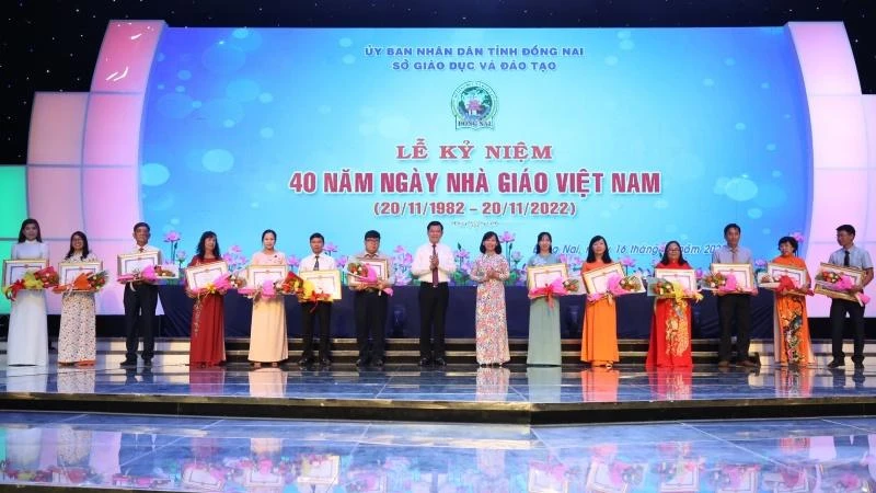 Bí thư Tỉnh ủy Đồng Nai Nguyễn Hồng Lĩnh cùng Giám đốc Sở Giáo dục và Đào tạo Đồng Nai Trương Thị Kim Huệ trao khen thưởng cho các nhà giáo.