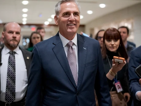 Ông Kevin McCarthy (giữa) nhiều khả năng sẽ nắm vị trí Chủ tịch Hạ viện Mỹ. (Nguồn: AP)