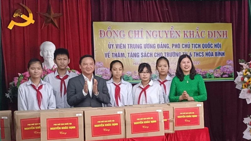 Hàng trăm đầu sách với những thông tin đa dạng, bổ ích được Phó Chủ tịch Quốc hội Nguyễn Khắc Định trao tặng.