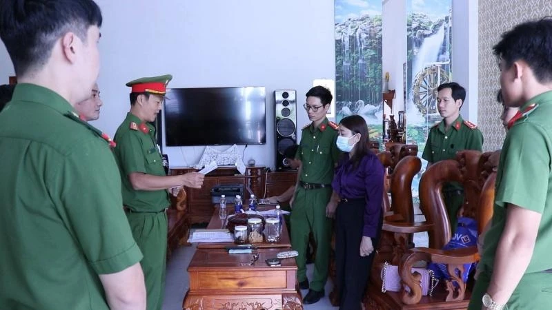 Cơ quan Cảnh sát điều tra, Công an tỉnh Bình Phước khám xét nơi ở nguyên Kế toán trưởng Trung tâm Kiểm soát bệnh tật tỉnh Bình Phước Nguyễn Thị Cẩm Hồng.
