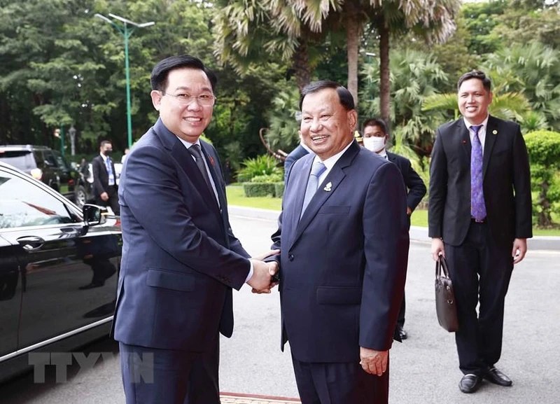 Chủ tịch Thượng viện Campuchia Samdech Say Chhum đón Chủ tịch Quốc hội Vương Đình Huệ. (Ảnh: Doãn Tấn/TTXVN) 
