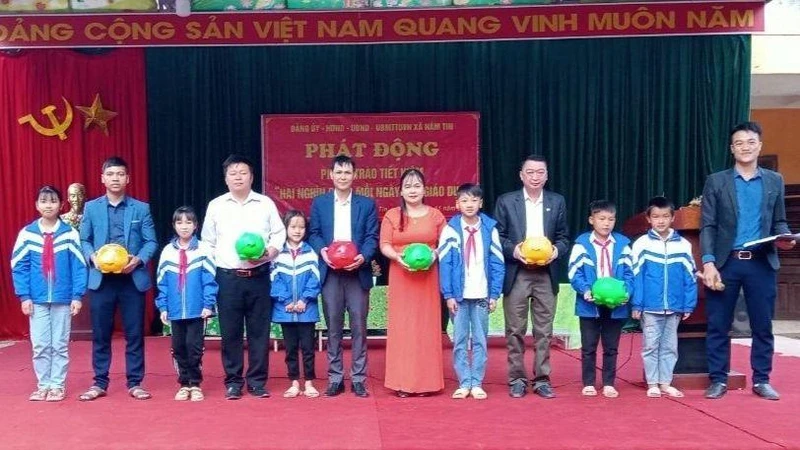 Giáo viên, học sinh các trường học trên địa bàn xã Nậm Tin, huyện Nậm Pồ hưởng ứng phong trào “nuôi” lợn đất tiết kiệm.