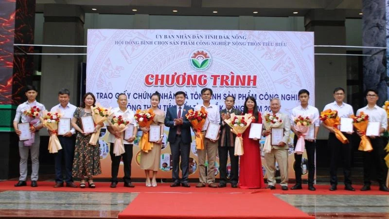 Lãnh đạo tỉnh Đắk Nông trao Giấy chứng nhận, tôn vinh các chủ cơ sở và sản phẩm công nghiệp nông thôn tiêu biểu năm 2022.