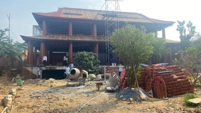 Công trình ông Nguyễn Hồng Sơn xây dựng trái phép trên đất lúa và đất chiếm của Nhà nước. (Ảnh: TV)