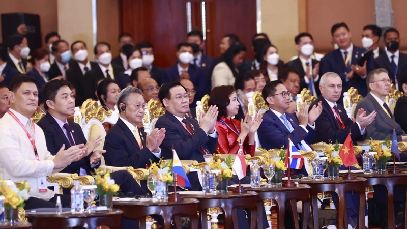 Sáng 21/11, tại Thủ đô Phnom Penh, Vương quốc Campuchia, Chủ tịch Quốc hội Vương Đình Huệ dự Lễ khai mạc Đại hội đồng Liên nghị viện các quốc gia Đông Nam Á lần thứ 43 (AIPA-43). (Ảnh: Doãn Tấn/TTXVN)