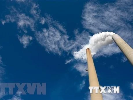 Khí thải phát ra từ một nhà máy điện than ở bang Tây Virginia, Mỹ. (Ảnh: AFP/TTXVN)