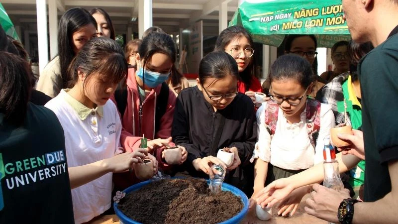 Sinh viên tham gia trồng cây mini.