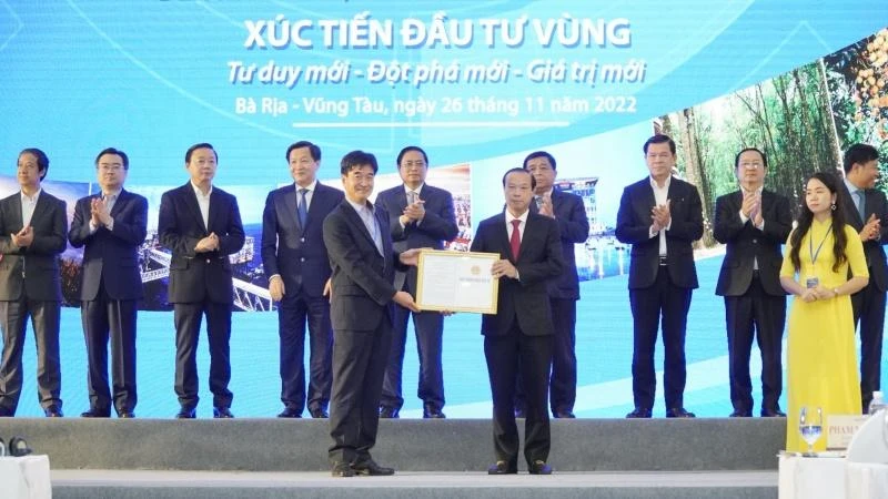 Ông Nguyễn Văn Thọ, Chủ tịch UBND tỉnh trao Giấy chứng nhận đầu tư cho đại diện Công ty Trách nhiệm hữu hạn Hóa Chất Hyosung Vina.