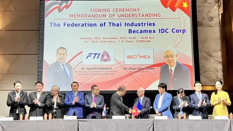 Lãnh đạo Tổng công ty Becamex IDC và lãnh đạo Liên đoàn Công nghiệp Thái Lan ký kết thỏa thuận hợp tác.