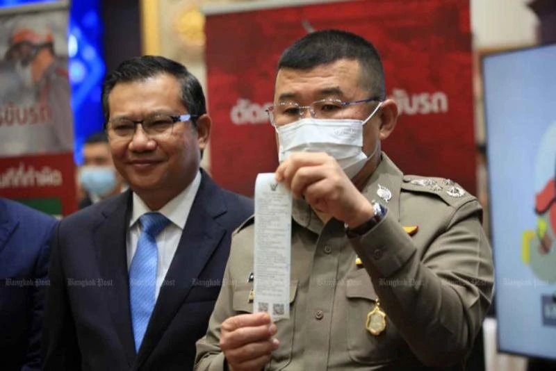 Tư lệnh Cảnh sát Thái Lan Damrongsak Kittiprapas giải thích về biện pháp trừ điểm trên bằng lái xe mới. (Ảnh: Bưu điện Bangkok)