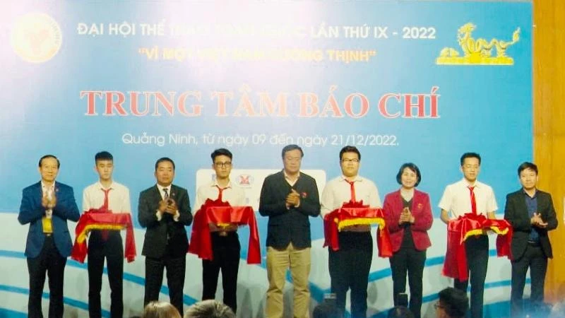 Các đại biểu cắt băng Khánh thành Trung tâm Báo chí.