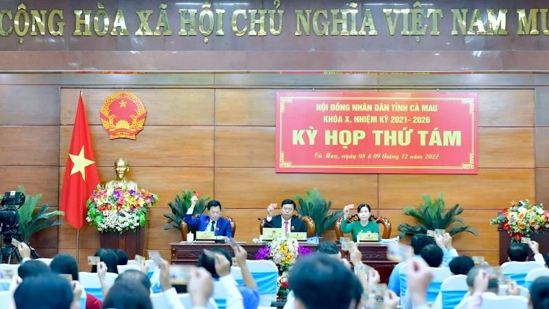 Đại biểu Kỳ họp thứ Tám (Khóa X) Hội đồng Nhân dân tỉnh Cà Mau biểu quyết thông qua các nghị trên các lĩnh vực tại địa phương.