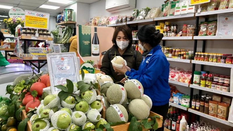 Người tiêu dùng mua sắm tại Điểm giới thiệu và bán sản phẩm OCOP của Công ty Trách nhiệm hữu hạn thực phẩm sạch BigGreen Việt Nam.