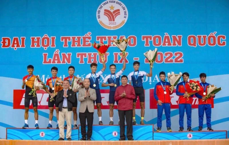 Ban Tổ chức trao giải cho các vận động viên.