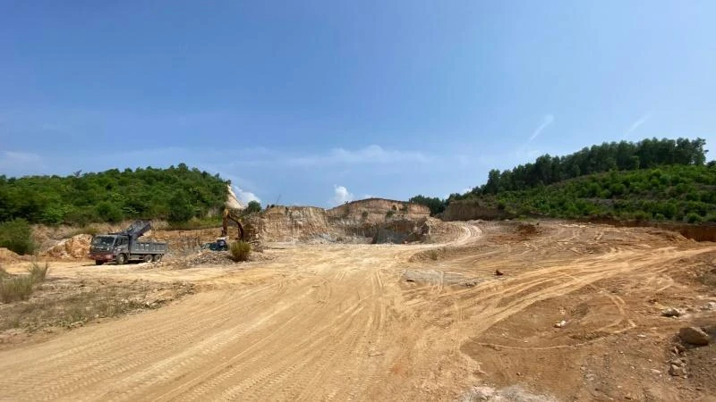 Việc khai thác khoáng sản của Công ty trách nhiệm hữu hạn Lý Tuấn tại mỏ đất Dông Cây Dừa (xã Bình Nguyên, huyện Bình Sơn) có nhiều sai phạm.