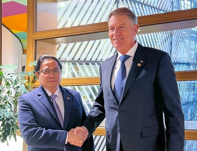 Thủ tướng Chính phủ Phạm Minh Chính gặp với Tổng thống Romania Klaus Iohannis. (Ảnh: VGP/Nhật Bắc)