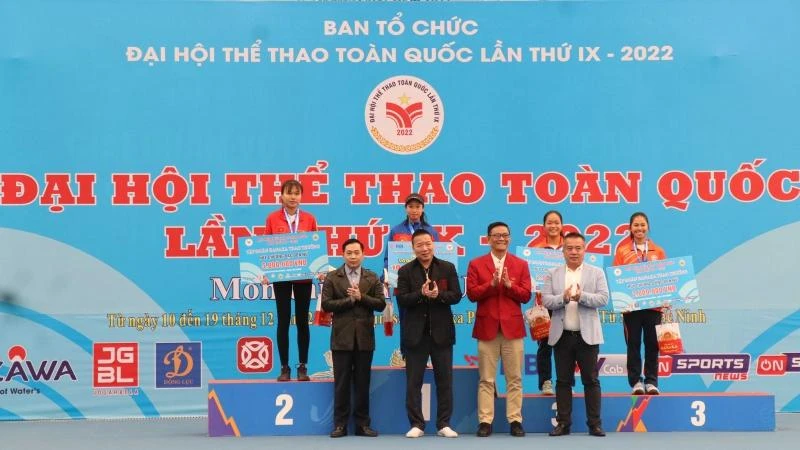 Ban tổ chức trao Huy chương nội dung đơn nữ môn Quần vợt.
