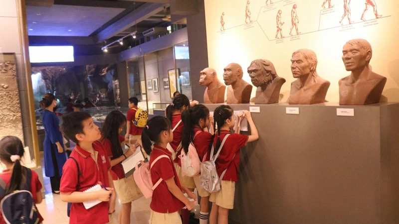 Các em học sinh tham gia hoạt động trải nghiệm tại Bảo tàng Lịch sử quốc gia.